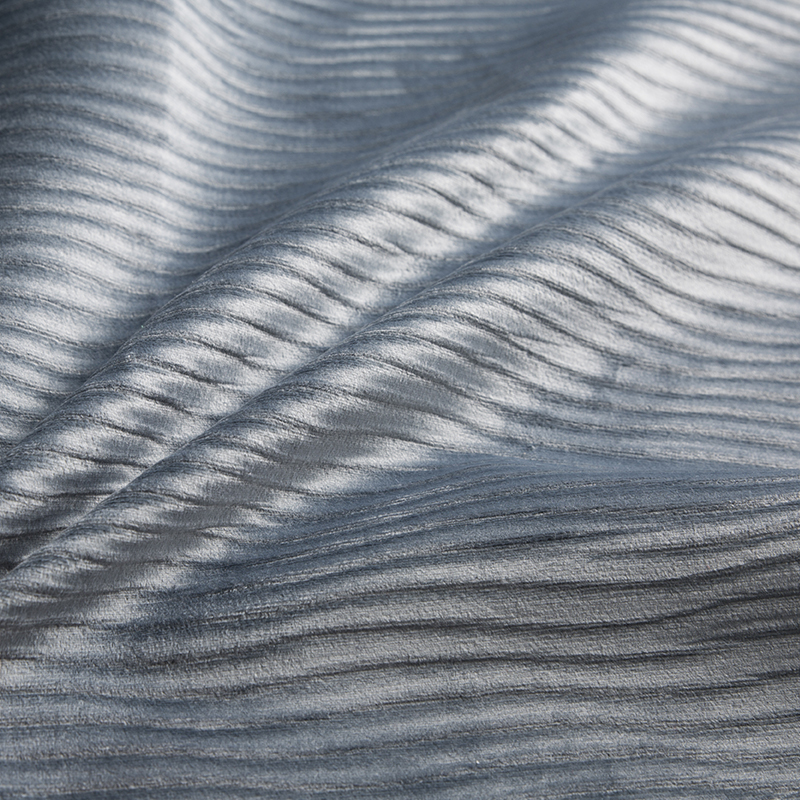 Wrap Knitting Fabric je textilní struktura sestávající ze smyček vyrobených z více přízí